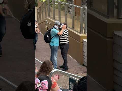 Can’t miss hilarious moment 😂👏 Tom the Mime Seaworld antics #seaworldmime #funny #comedy #mimes