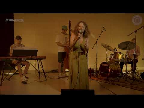 Esra Gürçay Quartet | No Strings Attached