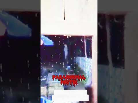 Reaksi Tuan Rumah Jumpa Pocong Depan Rumah Waktu Hujan!