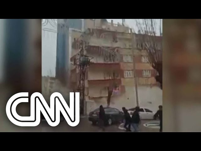 Watch video showing building collapsing during earthquake in Turkey |  CNN NEW DAY