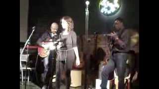 Aurora canta "Fly me to the moon"