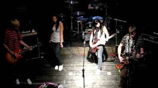 Video Denny a Falling down live Plzeň Můza 2009