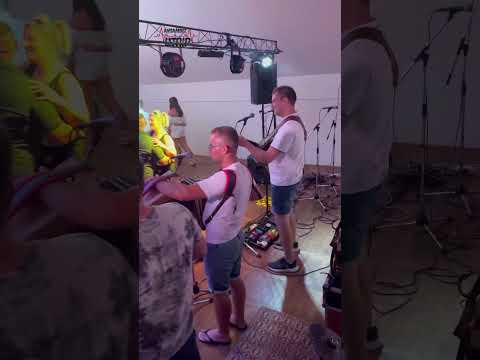 Polno plesišče in vesela mladoporočenca👰‍♂️🤵‍♂️❤️ To so trenutki, ki te osrečijo😀🎶