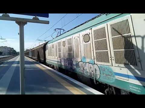 E652-055 con 20 carri merci chiusi in transito