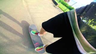 Повороты тик-таком и спуск с бордюра на скейте - Видео онлайн