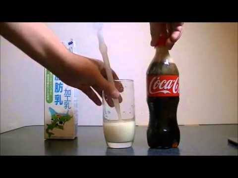 Ce iese dacă amesteci lapte și Cola? Vezi AICI un VIDEO care-ți taie orice poftă