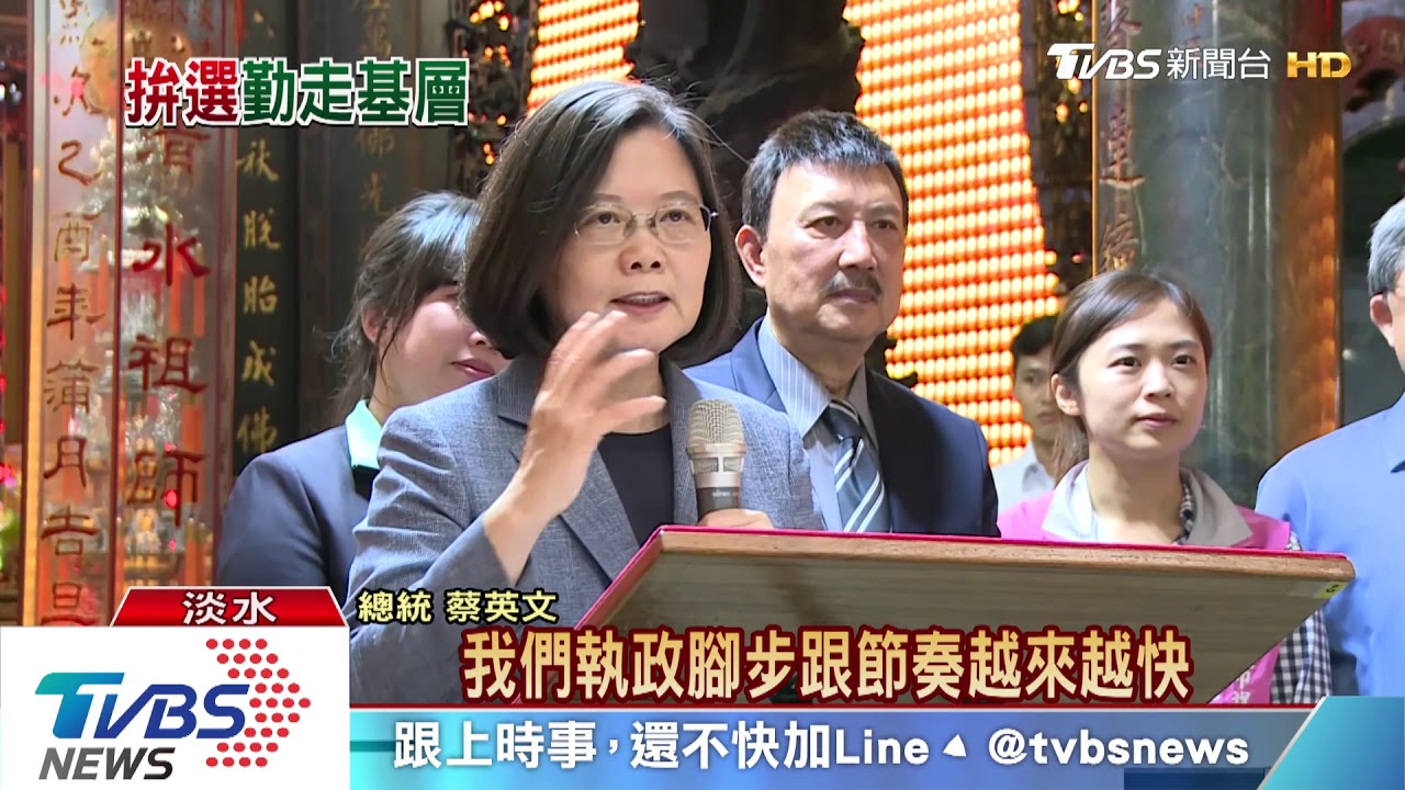 總統走訪淡水老街　合影握手拚接地氣