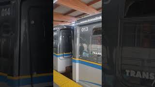 mark 1 skytrain arriving at braid station
