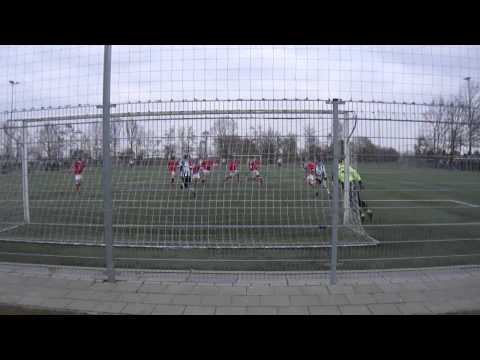 Wesley van Maurik (Tricht 1) schiet op de lat tegen GJS (23 februari 2013)