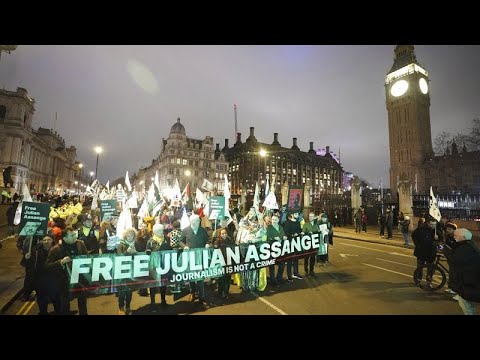 شاهد أنصار جوليان أسانج يجوبون شوارع لندن بأزياء قضاة لهم أنوف مهرجين