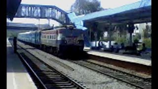 preview picture of video 'Queen of Jhansi WAG7 24501 Hijacks Yeshwantpur Gorakhpur Express.'