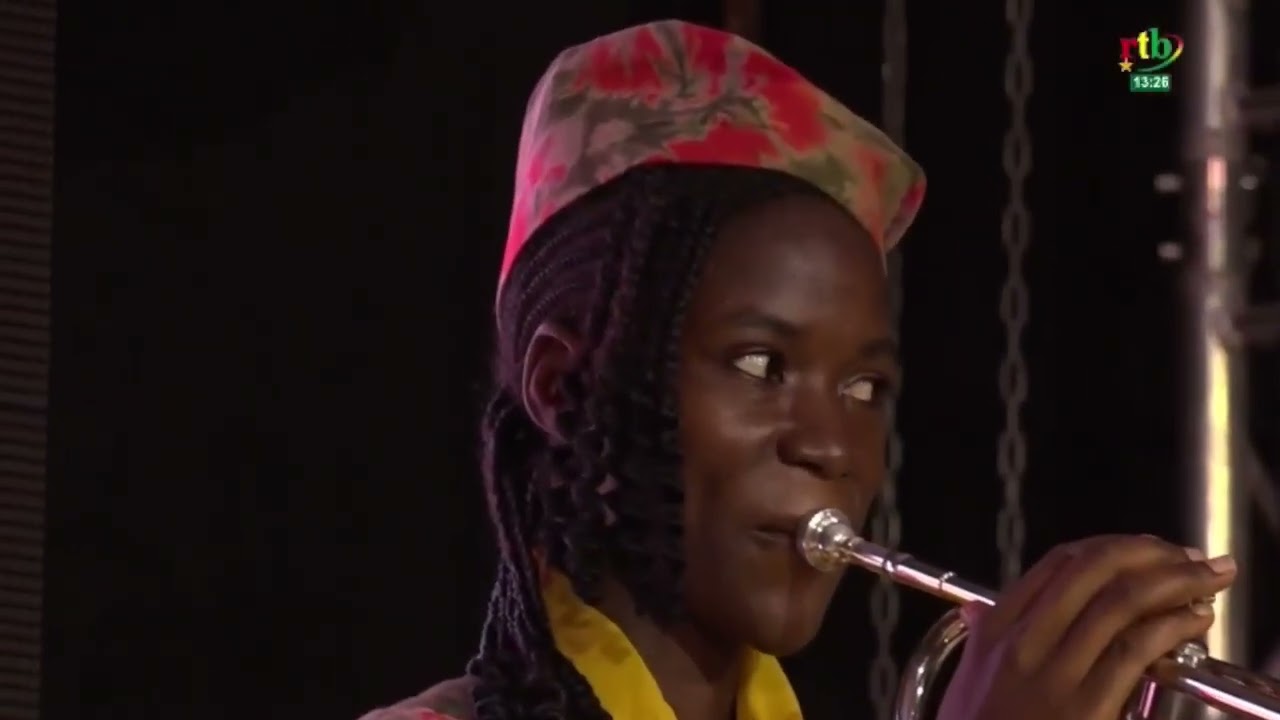 Les petits chanteurs aux poings levés et les colombes de la révolution lancent la tournée nationale