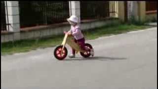Emilka na drewnianym rowerku biegowym Tuptup Mini