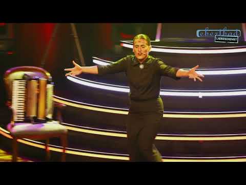 Carmela De Feo ist La Signora, Liebesdienst Teil 6 Pappnase