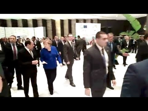 السيسي يصطحب ميركل إلى مقر عشاء القمة العربية الأوروبية