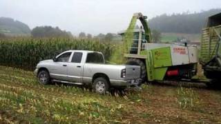 preview picture of video 'Dodge Ram mit Maishäcksler - Dodge Ram with maize Harvester'
