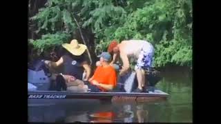 Motorboot ontploft Rednecks Surprised By Boat Engine Backfire
