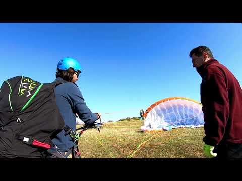 Scoala parapanta. Atenție la chingile seletei după urcarea pe jos cu aripa pe umăr !!!