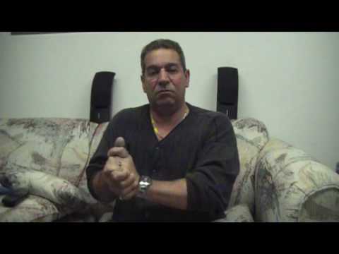 manualist plays over the rainbow - a cappella - on his hands!