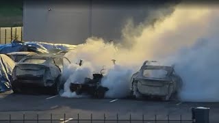 Gran incendio en un concesionario de Tesla quema decenas de coches eléctricos