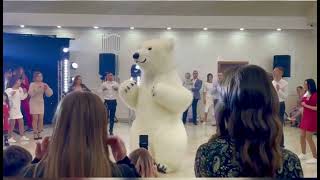 Білий ведмідь на весіллі