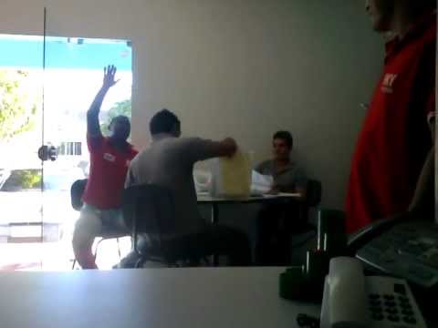 tecnico da sky caindo da cadeira