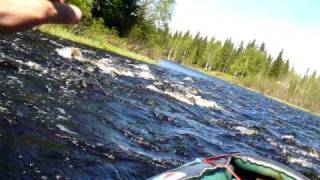 preview picture of video 'Canoeing down an easy rapid #2 in the Kiiminkijoki river, Finland'