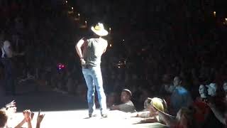 Kenny Chesney - Setting the World on Fire live in Louisville