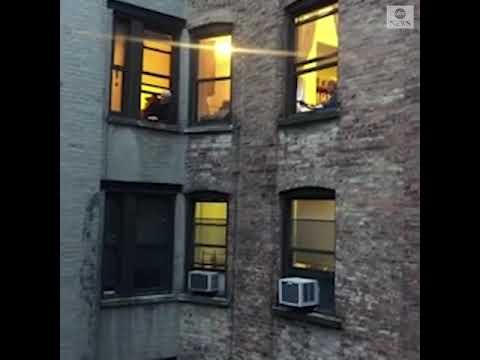 New Yorkers Sing Together Out Windows during Coronavirus pandemic| ABC News (New Yorkers Sing Together Out Windows during Coronavirus pandemic| ABC News)