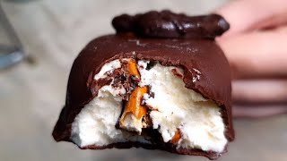 ארטיק חמאת בוטנים ובייגלה מלוח Salted pretzel peanut butter popsicle (ליהי קרויץ - מטבח בקלי קלות) - התמונה מוצגת ישירות מתוך אתר האינטרנט יוטיוב. זכויות היוצרים בתמונה שייכות ליוצרה. קישור קרדיט למקור התוכן נמצא בתוך דף הסרטון