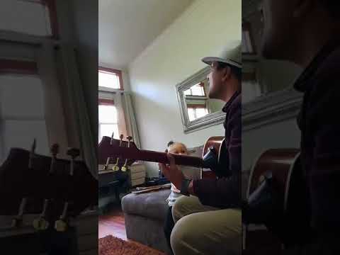 Papa singing to his daughter 💖