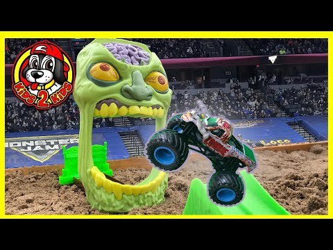 ZOMBIE MADNESS - Monster Jam Toy Playset (including Triple Threat Series FREESTYLE SHOW HIGHLIGHTS)