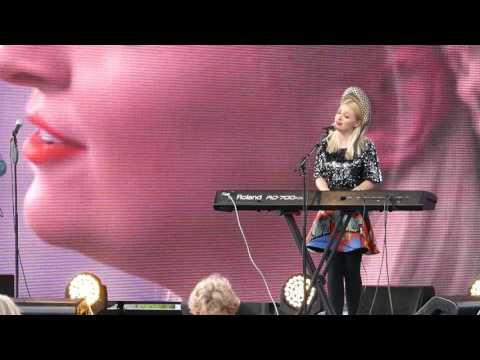 Kate Miller Heidke, live. MONA. 2:52s