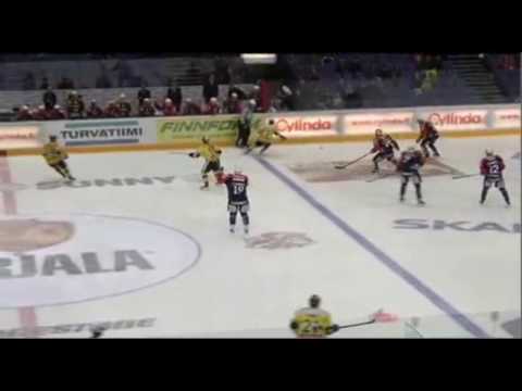 Jukka Hentunen ajaa Tomas Jaskoa päähän hyppytaklauksella