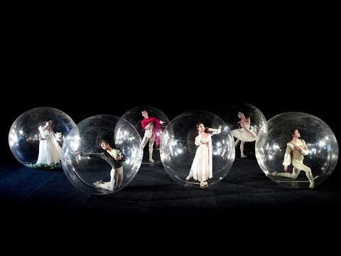 藝術家在保麗龍中保持社會距離 (Artists keep social distance in bubbles)