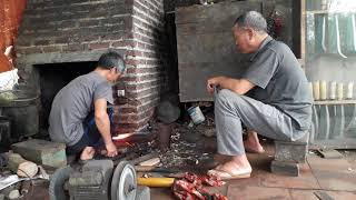 preview picture of video 'Lò rèn gia truyền Nguyễn Thịnh phú xuyên đại từ thái nguyên chuyên sản xuất dao búa các loại'
