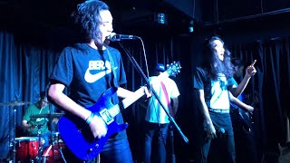 Download lagu Sekumpulan Orang Gila - Garisan Sartan (live @ Live & Loud 3) mp3 Download lagu Sekumpulan Orang Gila - Garisan Sartan (live @ Live & Loud 3) mp3