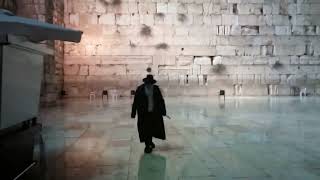 ברוך דיין האמת: הרב אורי זוהר זצ"ל  - נהג לפקוד את הכותל המערבי בשעות הבוקר המוקדמות