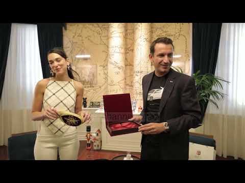 Top Channel/ Dua Lipa vjen në Tiranë/ Këngëtarja ndihmon në ndërtimin e kopshtit 42 në kryeqytet