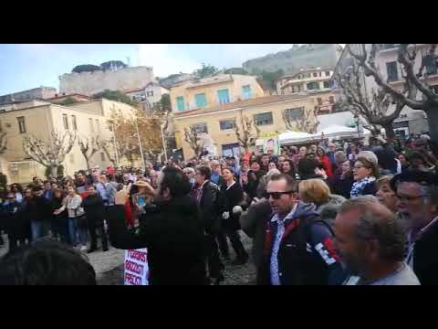 Sardine in piazza a Portoferraio