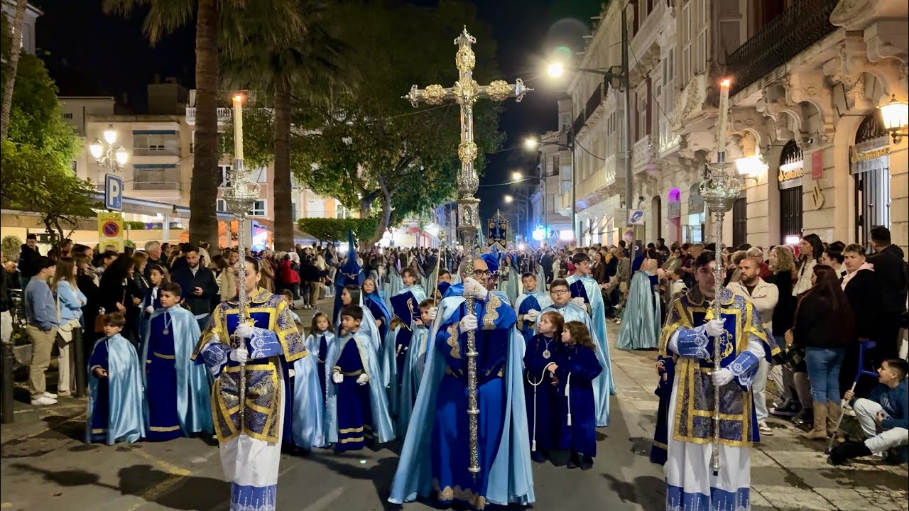 La imagen de la Patrona de Águilas procesiona en la noche del Viernes de Dolores