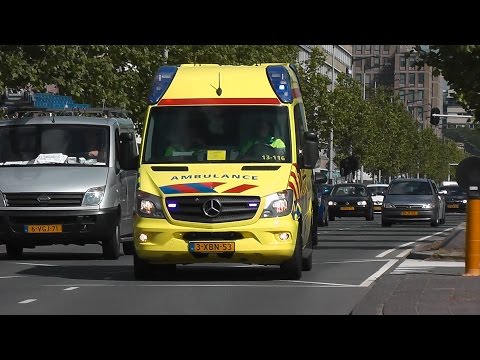 Ambulance 13-116 met spoed onderweg naar een melding in Amsterdam Zuidoost