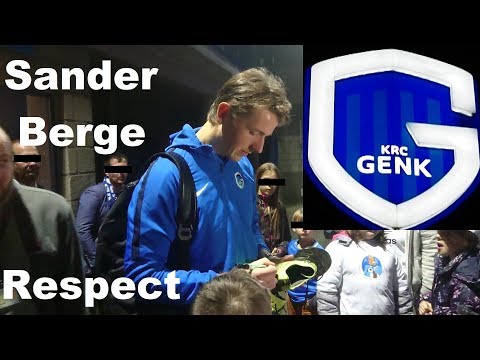 KRC GENK Sander Berge (Sheffield United) geeft zijn schoenen weg & Genk spelers delen Hantekeningen