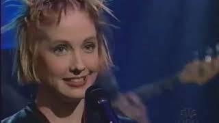 Download lagu Sixpence None the Richer Performs 'Kiss Me' - 2/9/1999 mp3