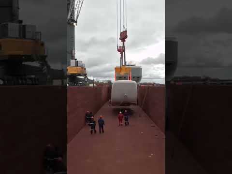 carga de aerogeneradores a a barcaza,en zarate buenos aires.#barcos #trabajoenequipo