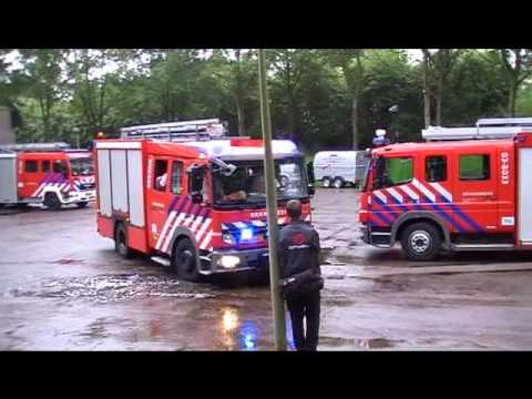 Brandweer voertuigen rijden weg vanaf de prijsuitrijking van Brw. wedstr. Norg