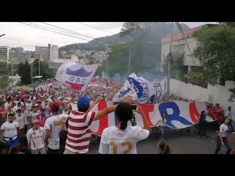 "Llegada de la ultra fiel Honduras al nacional" Barra: La Ultra Fiel • Club: Club Deportivo Olimpia