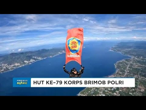 PENERJUN KIBARKAN BENDERA "DIRGAHAYU KORPS BRIMOB POLRI KE&ndash;79" DI ANGKASA