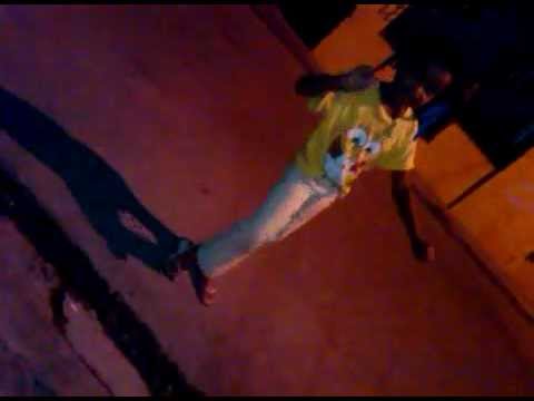 R2  en curaaa bailandoo  dembow con una chamakiitaaa