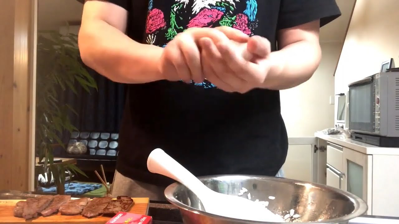 圧倒的 ”肉寿司” を豪快に食べる漢